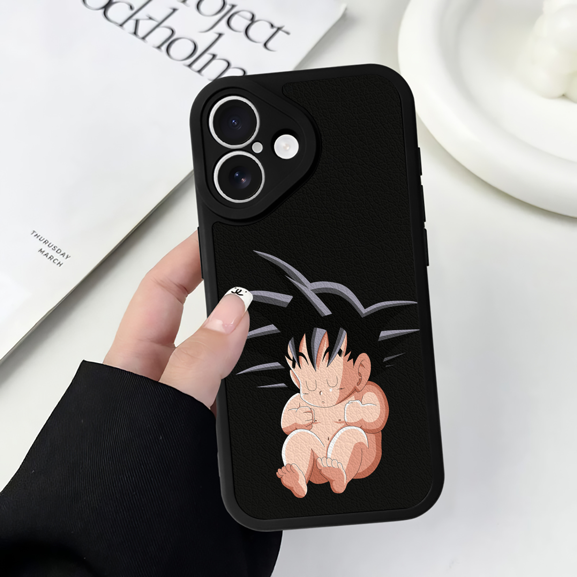（画像用） ドラゴンボール 孫悟空（そん ごくう）Son Goku カカロット DRAGON BALL Kakarotto 【iPhone 16シリーズ対応】シリコンスマホケース（レザー調） 材質：シリコン